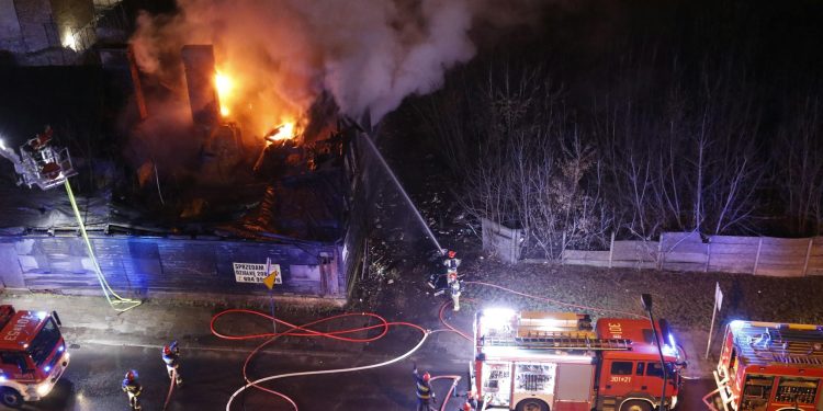 Drona prăbușită peste bloc în Galați, urmată de incendiu; patru victime, intervenție SRI