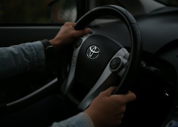 Toyota își reduce producția externă cu aproximativ 83.000 de vehicule până în noiembrie, din cauza conflictelor din…
