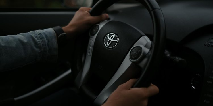 Toyota își reduce producția externă cu aproximativ 83.000 de vehicule până în noiembrie, din cauza conflictelor din…