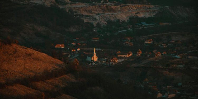 Astor Enerji începe un proiect solar de 75 MW la Alba Iulia în parteneriat cu Enexus