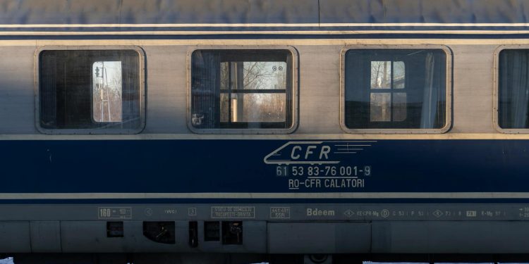 Miruță acuză blocaje la CFR: trenuri noi zace ascunse în curtea ministerului