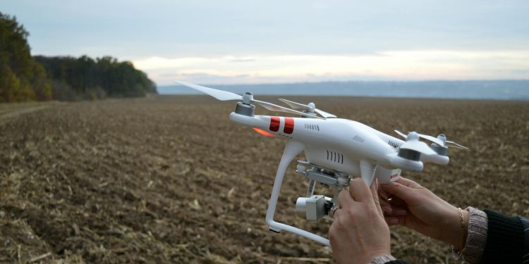 O dronă se prăbușește într-un câmp din Suceava; autoritățile cercetează proveniența