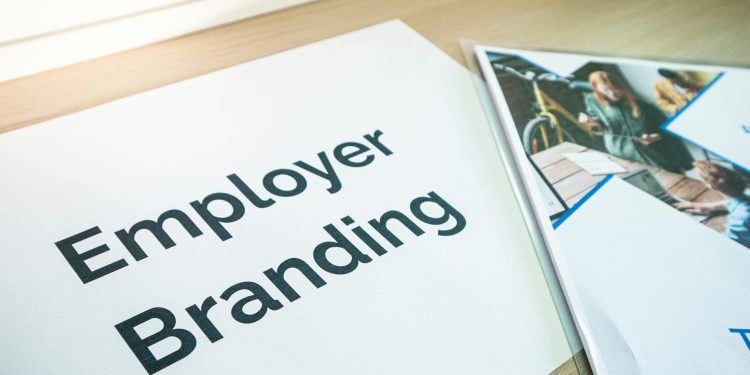 Avertisment despre marketingul cu AI: creșterea volumului poate eroda relațiile cu brandul