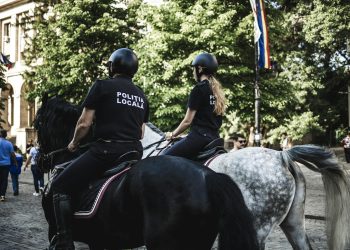 Deținut evadat împușcat de polițiști la prindere, decedat