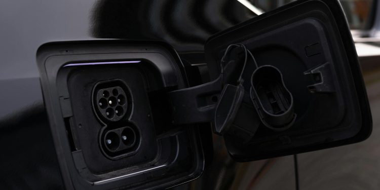 Stellantis promite 11 utilitare noi până în 2030, cu focoare pe hibride