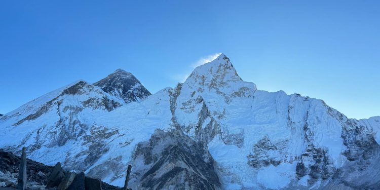 Nepal emite un număr record de permise pentru Everest