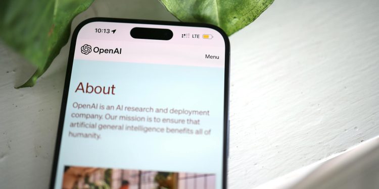 OpenAI lansează GPT-5.5 Instant, promite creștere a acurateței