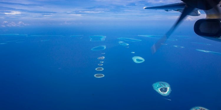 Trupuri ale doi turiști italieni recuperate din peștera rechinilor din Maldive