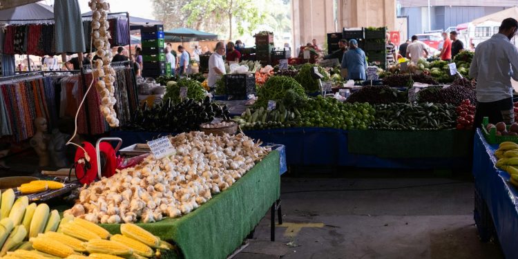 Zeci de mii la Obor: cozi pentru mici de 1 mai devreme în ziua festivă