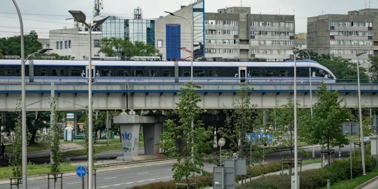 Șoferii din vecinătate trec granița pentru benzină ieftină în Polonia, semnalat de economiști