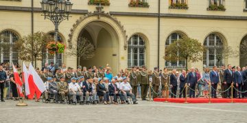 Tusk stabilește ton calm în contextul reformelor militare americane în Europa
