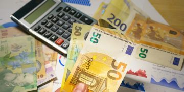 Google îmbunătățește Finance cu AI, disponibil în România
