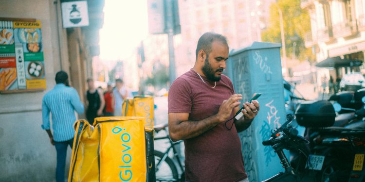 Uber vrea să preia Delivery Hero, deținătorul Glovo, în contextul creșterii veniturilor din România