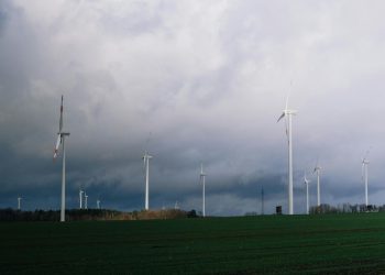 Cea mai înaltă turbină eoliană din lume apare în estul Germaniei, în contextul criticilor extremiste