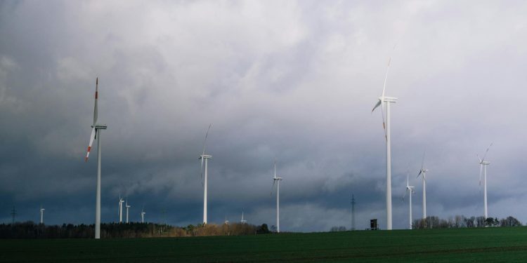 Cea mai înaltă turbină eoliană din lume apare în estul Germaniei, în contextul criticilor extremiste
