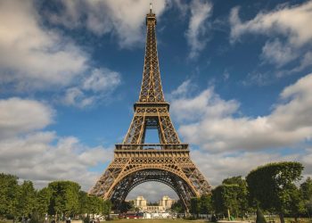 Segment din scara Turnului Eiffel, vândut cu peste 450.000 euro