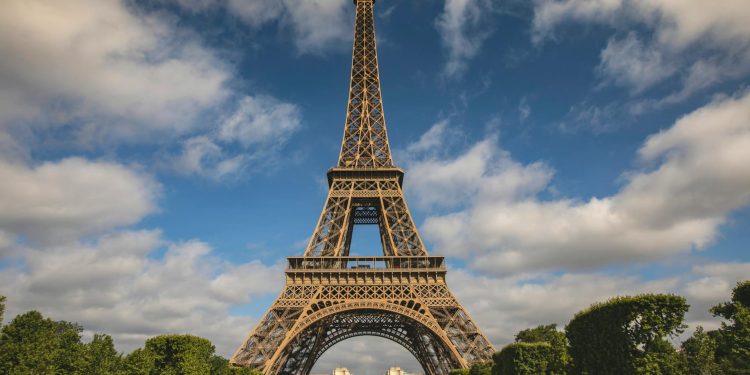 Segment din scara Turnului Eiffel, vândut cu peste 450.000 euro