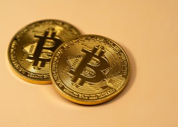 Bitcoin se apropie de 80.000 de dolari în aprilie 2026, piața cripto crește peste 8%