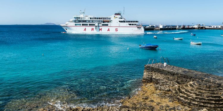 Nava rusă Ursa Major se scufundă în Atlanticul greu de explicat