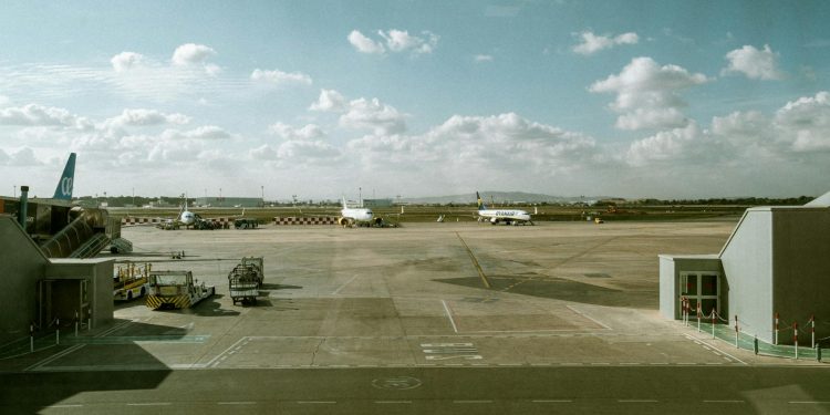 Drona provoacă suspendarea zborurilor la al doilea cel mai aglomerat aeroport din Germania