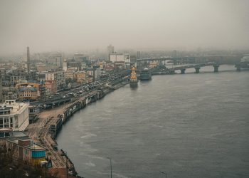 Atac combinat cu drone și rachete asupra Kievului; 1 mort și 16 răniți