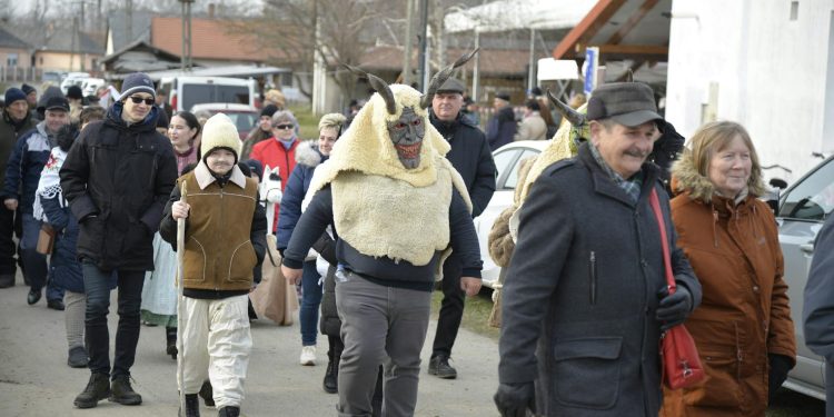 Sighișoara deschide vara cu festivalul Carnaval în cetate