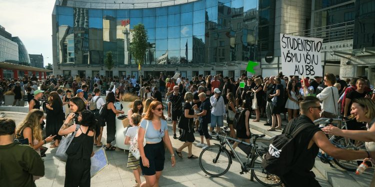Germaniazakă: zeci de mii de elevi protestează împotriva serviciului militar obligatoriu