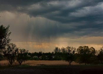 Avertizări meteo: ploi torențiale în jumătate din țară până duminică dimineață