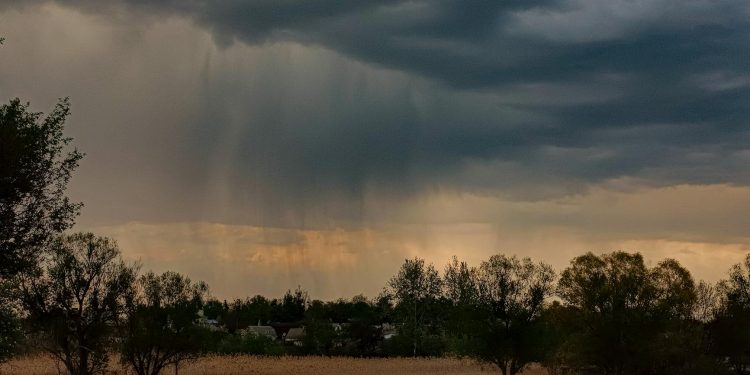 Alerte meteo: ploi abundente și grindină în mai multe județe, valabile până duminică