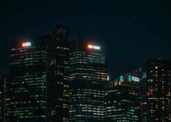CEO Standard Chartered își cere scuze pentru afirmația despre „capitalul uman” redus prin AI