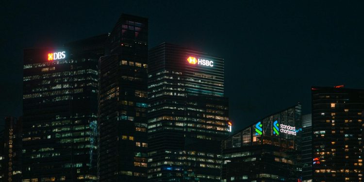 CEO Standard Chartered își cere scuze pentru afirmația despre „capitalul uman” redus prin AI