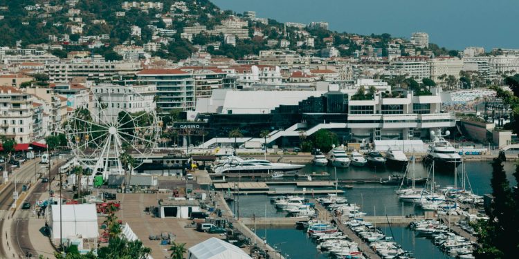 Bolojan îl felicită pe Mungiu pentru Palme d’Or la Cannes