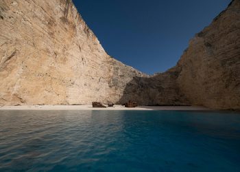 Turist american salvat în Zakynthos după pericol în timp ce filma pe o plajă celebră