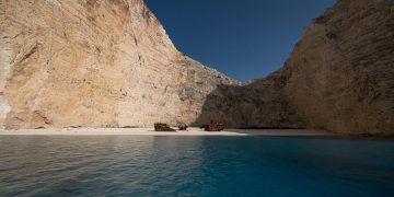Turist american salvat în Zakynthos după pericol în timp ce filma pe o plajă celebră