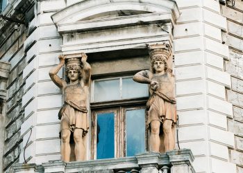 Cariatidele bucureștene: muze ale orașului, între degradare și îngrijire