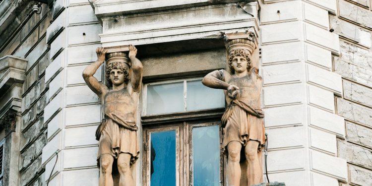 Cariatidele bucureștene: muze ale orașului, între degradare și îngrijire