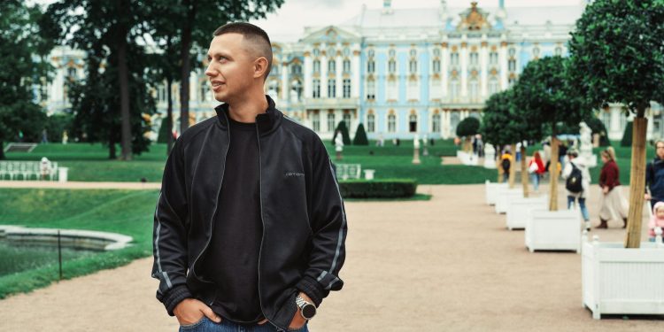 Audeme Piguet și Swatch lansează Royal Pop, ceas de buzunar accesibil; haos la magazine în Franța