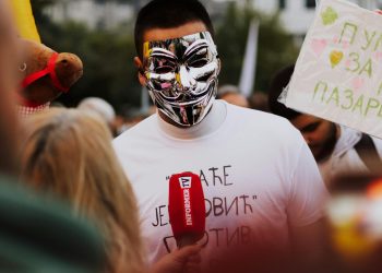 Violențe la Belgrad: proteste anti-prezidențiale cu zeci de mii de participanți