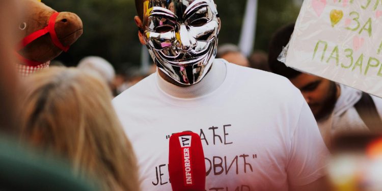 Violențe la Belgrad: proteste anti-prezidențiale cu zeci de mii de participanți