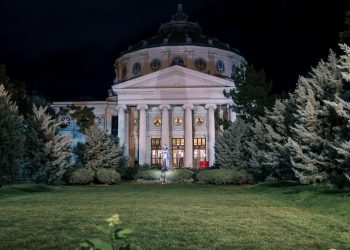 Tramvaiul-vechi din București reînsuflețit în curtea unei case, în căutare de salvatori