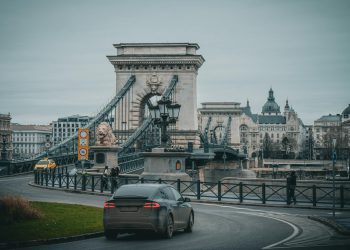 Trump majorează cu 25% tarifele pentru autoturismele europene, din cauza încălcării acordului comercial