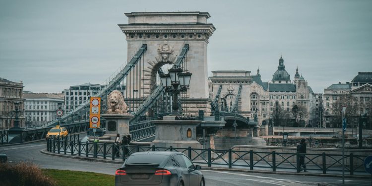 Trump majorează cu 25% tarifele pentru autoturismele europene, din cauza încălcării acordului comercial