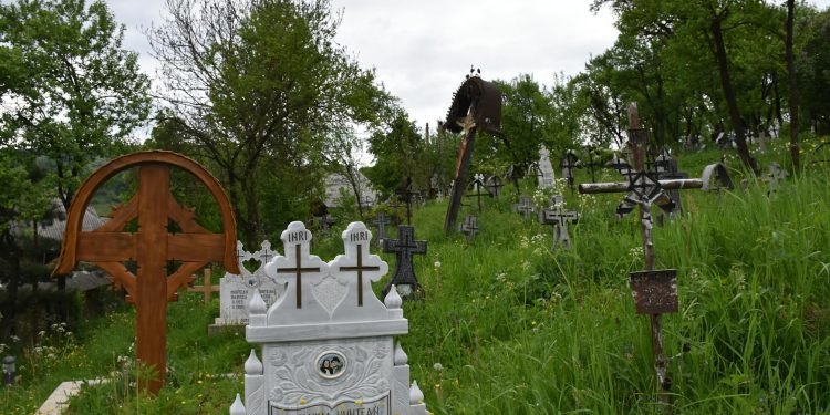 Doi bărbați, arestați în Ploiești pentru șantaj după ce s-au dat drept inspectori de cimitir