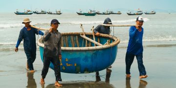 Salvare în Laos: șapte căutători de aur scoși din peșteră inundată