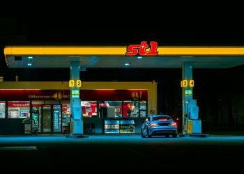 Petrol în scădere după creștere temporară, pe fondul semnalelor despre relaxarea lărgirii blocadei Iran–Ormuz
