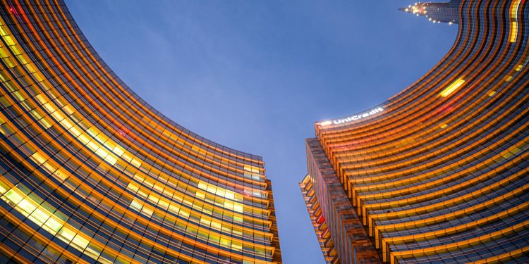 UniCredit susţine extinderea Romanian Business Consult prin finanţarea achiziţiei MidEuropa