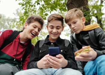 Experții britanici avertizează că rețelele sociale sunt la fel de nocive pentru copii ca fumatul
