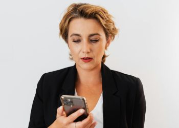 Oana Gheorghiu reacționează ironic la mesajele către parlamentari privind votul la moțiune