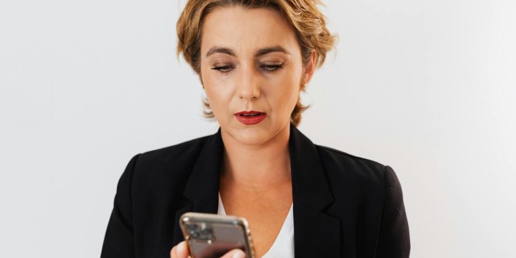 Oana Gheorghiu reacționează ironic la mesajele către parlamentari privind votul la moțiune