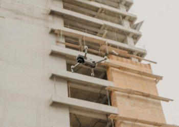 Majoritatea locatarilor se pot întoarce în blocul lovit de dronă din Galați